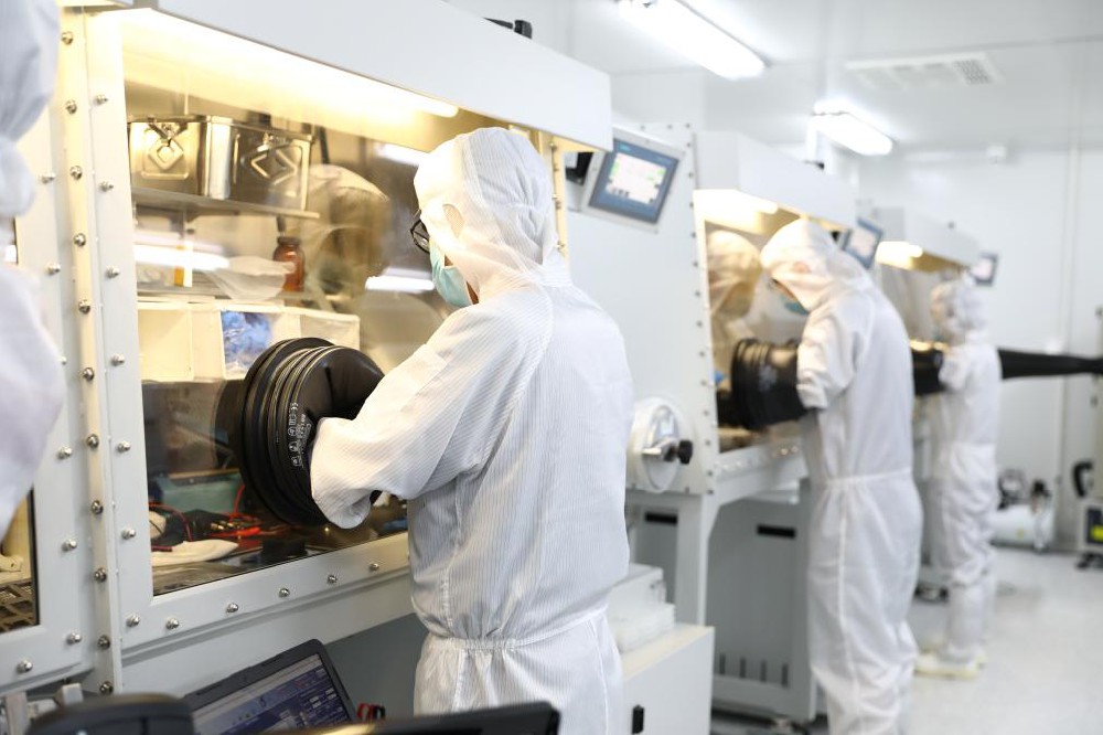 中国团队攻克钙钛矿规模化生产技术难题