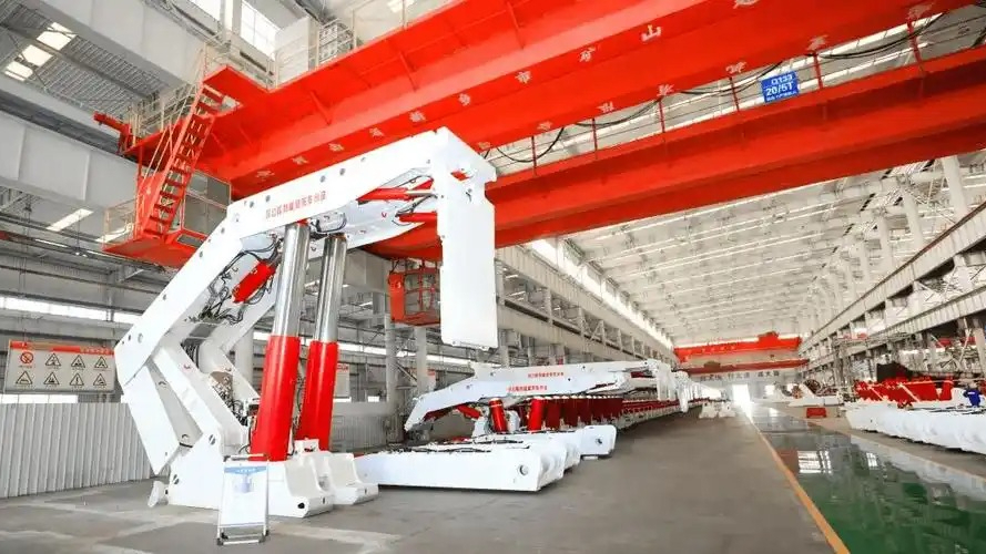 开展“人工智能+”行动　实施“智改数转网联”